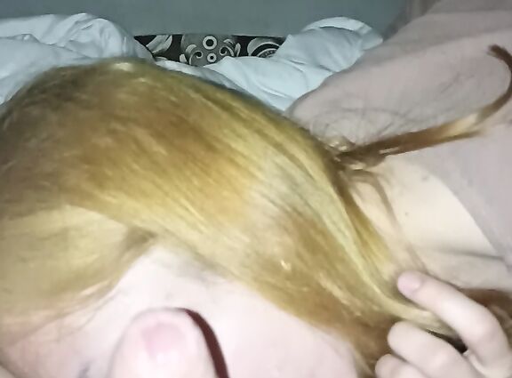 Сосет и лижит